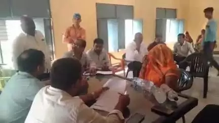 अमृतपुर: कुम्हरौर गांव में अवैध राशन कार्ड की जांच करने पहुंचे परियोजना निदेशक व जिला पूर्ति अधिकारी, पति-पत्नी के निकले राशन कार्ड
