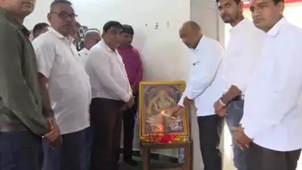 લાઠી: લાઠીના દામનગર પે સેન્ટર શાળા નં.૨માં બાળવાટિકા અને ધોરણ ૧માં ભૂલકાઓને હર્ષોલ્લાસ સાથે શાળા પ્રવેશ કરાવતા સાંસદ
