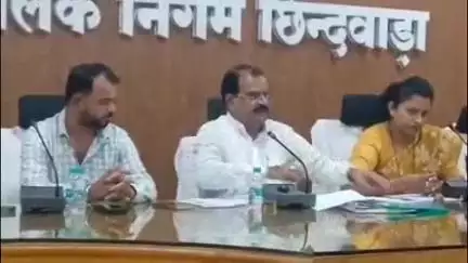 छिंदवाड़ा नगर: CM कन्या विवाह योजना में दूल्हा-दुल्हन को बांटी गई घटिया सामग्री, नगर निगम सभा कक्ष में दी गई जानकारी