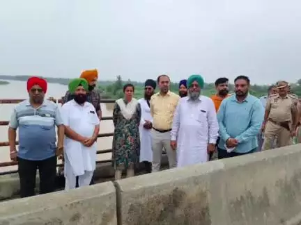 ਹੁਸ਼ਿਆਰਪੁਰ: ਸੰਭਾਵੀ ਹੜਾਂ ਦੇ ਮੱਦੇਨਜ਼ਰ ਡੀਸੀ ਨੇ ਕੀਤਾ ਮੁਕੇਰੀਆਂ ਇਲਾਕੇ ਦੇ ਬਿਆਸ ਦਰਿਆ ਕੰਢੇ ਵੱਸੇ ਪਿੰਡਾਂ ਦਾ ਦੌਰਾ