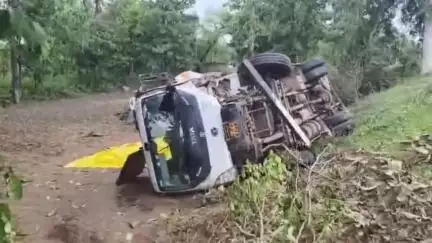 कांकेर: पेट्रोल पंप नार्थियानवागांव के पास ट्रैक्टर की लापरवाही से ट्रक पलटा, चालक हुआ घायल