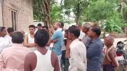 प्रतापगढ़: तुर्कौली गांव में दो पक्षों के बीच हुई मारपीट के बाद उपद्रियों ने किया धावा, लूटपाट और मारपीट