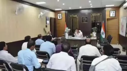 बुलंदशहर: कलेक्ट्रेट स्थित कार्यालय में डीएम ने खाद्य विभाग के अधिकारियों के साथ की बैठक