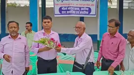 अररिया: सुभाष स्टेडियम में आयोजित निशुल्क फुटबॉल प्रशिक्षण का शुभारंभ जिला खेल पदाधिकारी ने किया