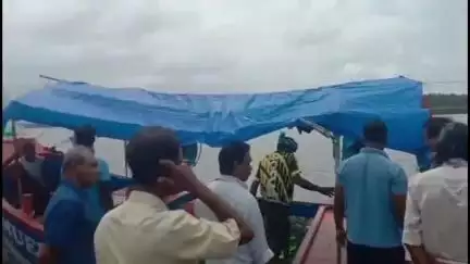 ചാവക്കാട്: ഓപ്പറേഷൻ അരണക്കിളി; ട്രോളിംഗ് നിരോധനം മറികടന്ന് മത്സ്യബന്ധനം നടത്തിയ 3 ഫൈബർ വള്ളങ്ങൾ ചേറ്റുവയിൽ പിടികൂടി