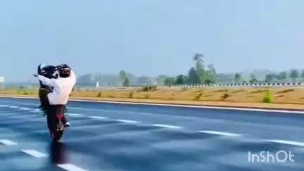 जलालाबाद: जलालाबाद क्षेत्र में गंगा एक्सप्रेसवे की हवाई पट्टी पर स्टंट करते युवक का 16 लाख की बाइक से चालान