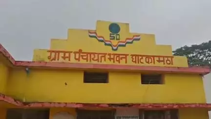 बिछुआ: ग्राम पंचायत घाटकामटा में आदिवासी महिला 4 साल से राशन के लिए भटक रही है