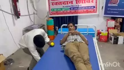 धामपुर: धामपुर में भारतीय स्टेट बैंक की कालागढ रोड स्थित मुख्य शाखा पर विशेष रक्तदान शिविर का आयोजन किया गया
