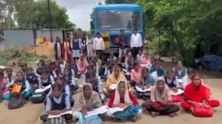 हिंगोली: हिंगोली ते पाझर तांडा बस सुरू करा यासाठी विद्यार्थिनीचे डिग्रस येथे आंदोलन