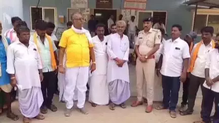 ಶೋರಾಪುರ: ಕಕ್ಕೇರಾ ಪುರಸಭೆ ವ್ಯಾಪ್ತಿಯ ಅಂಬಾ ನಗರದ ನಿವಾಸಿಗಳ ಮೇಲೆ ಅಧಿಕಾರಿಗಳ ದೌರ್ಜನ್ಯ, ನಗರ ಪೊಲೀಸ್ ಠಾಣೆ ಮುಂಭಾಗದಲ್ಲಿ ಪ್ರತಿಭಟನೆ