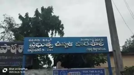 బూర్గంపహాడ్: మాదకద్రవ్యాలకు మత్తు పదార్థాలకు యువత దూరంగా ఉండాలంటే స్థానిక ప్రాథమిక పాఠశాల యువతతో రాలి నిర్వహించిన పోలీస్ అధికారులు