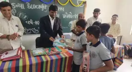 ચોટીલા: ચોટીલાના નાયબ મુખ્ય કલેકટર ની અધ્યક્ષ સ્થાને ચોટીલા તાલુકાના લાખણકા ચોબારી મેવાસા ગામમાં શાળા પ્રવેશ ઉત્સવ યોજાયો