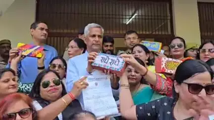 मथुरा: मथुरा में कॉरिडोर निर्माण के समर्थन में विशाल रैली निकालकर राधे नाम की 151 ईंटें कमिश्नर को सौंपी गई
