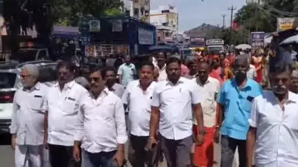 நிலக்கோட்டை: சமுதாயக்கூடம் கட்டித் தர வலியுறுத்தி வத்தலக்குண்டு பேரூராட்சி அலுவலகத்தை முற்றுகையிட்டு பெண்கள் பொதுமக்கள் போராட்டம்