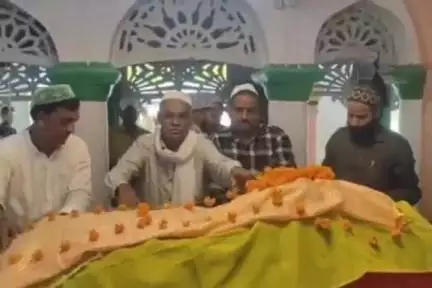 कांके: रिसालदार शाह बाबा के मजार पर जेएमएम नेताओं ने शिबू सोरेन के स्वास्थ्य के लिए की चादरपोशी