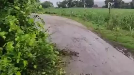 बैतूल: खदरा के पास तेज हवा और बारिश से झरिया सड़क टूटी, दुर्घटना की आशंका