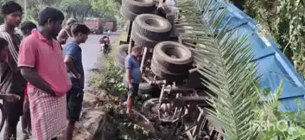 बौंसी: बजरंगपुर गांगटी के पास हाइवा अनियंत्रित होकर गड्ढे में पलटा, चालक और सहायक बाल-बाल बचे