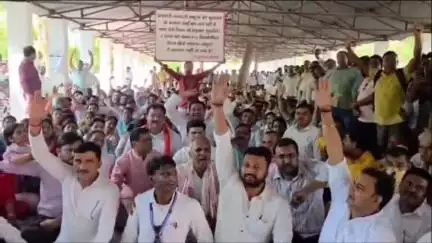 गोंडा: गोंडा में स्कूल मर्जर के खिलाफ शिक्षक संघ ने किया विरोध प्रदर्शन, DM के माध्यम से CM को भेजा ज्ञापन