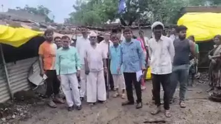बुलढाणा: शेलगाव देशमुख येथे अतिवृष्टीने झालेल्या नुकसानीच्या पंचनाम्याला सुरुवात