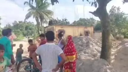বালুরঘাট: ফের দৌল্লা প্রাথমিক বিদ্যালয় নির্মাণে নিম্নমানের সামগ্রি ব্যবহারের অভিযোগ, কাজ বন্ধ করলেন গ্রামবাসীরা #jansamasya