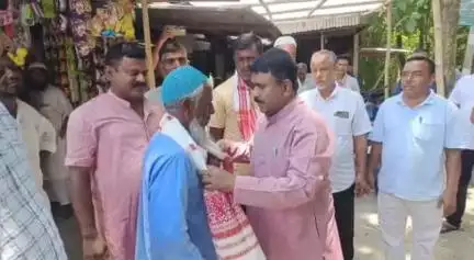 কলগাছিয়া: প্ৰদেশ কংগ্ৰেছৰ সভাপতিৰ নিৰ্দেশ মৰ্মে প্ৰাক্তন সাংসদ আব্দুল খালেকে কলগাছিয়া ব্লকৰ কেইবাটাও বুথ সভাপতিক সম্বৰ্ধনা জনায়