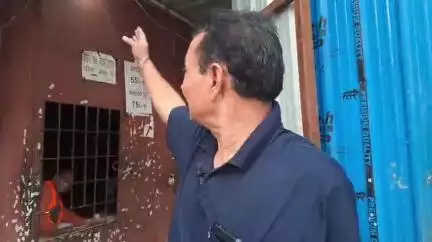 झांसी: लक्ष्मी गेट स्थित लोहे की गुमटी में चल रही शराब की दुकान में आया करंट, मालिक ने पक्की दुकान में शिफ्ट करने की गुहार लगाई