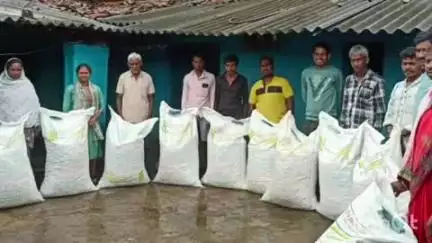 बैकुंठपुर: कोरिया में कृषि विभाग ने मझारटोला व सुंदरपुर में निशुल्क अरहर, उड़द, मूंगफली और धान के बीज का वितरण किया