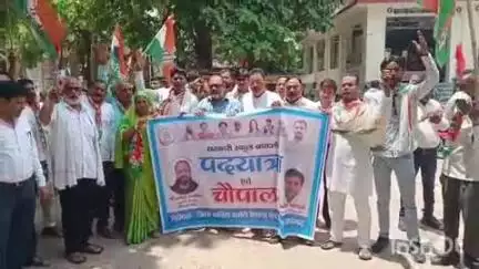 प्रतापगढ़: कांग्रेस पार्टी ने सरकारी स्कूलों को बंद करने के सरकार के फैसले के खिलाफ पैदल मार्च निकालकर डीएम कार्यालय का किया घेराव