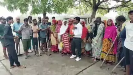 महोबा: कलेक्ट्रेट में बाल्मीकि समाज के सफाई कर्मियों ने वेतन और सालभर रोजगार की मांग को लेकर जिलाधिकारी से लगाई गुहार