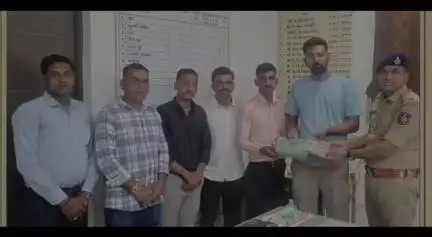વઢવાણ: સુરેન્દ્રનગર એ ડિવિઝન પોલીસે અરજદારના સોના ચાંદીના દાગીના ખોવાઈ ગયેલ પાકિટ શોધી અને તેને પરત કરવામાં આવ્યું