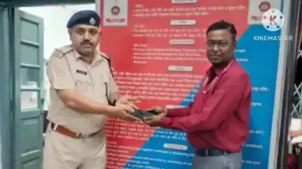 বাঁকুড়া ১: ট্রেনের ভেতরে হারিয়ে যাওয়া ২০,০০০ টাকার মোবাইল নির্দিষ্ট মোবাইল ফোন মালিকের হাতে তুলে দিল বাঁকুড়ার আরপিএফ