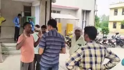 अकबरपुर: अंबेडकरनगर में ट्रक पर भूसी लादते समय करंट से युवक की हुई मौत, इकलौते बेटे की मौत से परिवार में मचा कोहराम