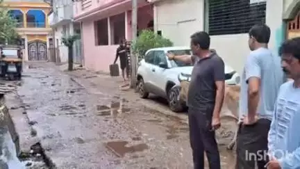 इटारसी: इटारसी नगर पालिका अध्यक्ष ने वार्ड क्रमांक 2 में बारिश के दौरान जलभराव की स्थिति का निरीक्षण किया