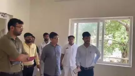 सहारनपुर: नगरायुक्त ने नुमाइश कैम्प एवं मनोहरपुर जोनल ऑफिसों का निरीक्षण किया, जेई को फटकार और ठेकेदार पर एफआईआर के निर्देश दिए