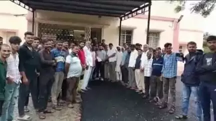 नेर: अतिक्रमण हटाव मोहीम तात्पुरती रद्द करण्यात यावी,अतिक्रमित व्यवसाय धारकांचे सहाय्यक अभियंता यांना निवेदन