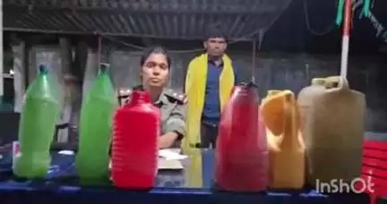 बाराहाट: बनिया चक गांव में पुलिस ने 40 लीटर देसी शराब के साथ कारोबारी को किया गिरफ्तार