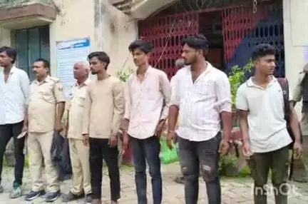 खानपुर: शाहपुर गांव में हत्या की साजिश नाकाम, ग्रामीणों ने 5 अपराधियों को हथियार के साथ पकड़कर पुलिस को सौंपा