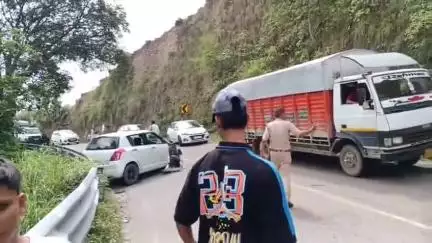 अम्ब: भरवाई में कार से टक्कर के बाद कैंटर बीच सड़क पर पलटा