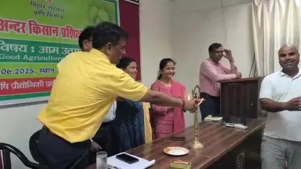 आत्मा बक्सर द्वारा कृषि विज्ञान केन्द्र लालगंज में आम उत्पादन तकनीक खेती पर किसानों को प्रशिक्षण दिया गया।