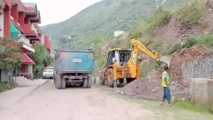 सुंदर नगर: जडोल स्कूल में SDM के दिशा निर्देशों के तहत सुरक्षा डंगा लगाने का कार्य शुरू, SMC ने बांटी मिठाई