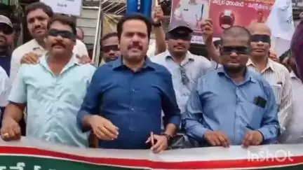 విజయనగరం: రాజాంలో కళ్లకు గంతలు కట్టుకొని నిరసన తెలిపిన ఇంజనీరింగ్ కార్మికులు, భవిష్యత్తులో రాష్ట్ర వ్యాప్త పోరాటం తప్పదని హెచ్చరిక
