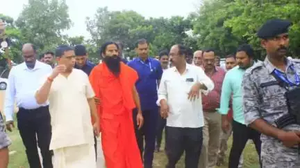 సూర్యలంక తీరాన్ని సందర్శించిన  పతాంజలి వ్యవస్థాపకులు రాందేవ్ బాబా, వెల్నెస్ కేంద్రాన్ని ఏర్పాటు చేస్తానని వెల్లడి
