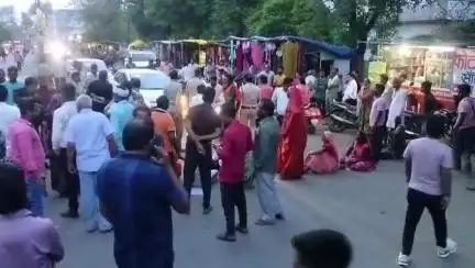 नरसिंहपुर: युवती की मौत से गुस्साए परिजनों ने जिला अस्पताल के सामने किया चक्का जाम, मौके पर पहुंची पुलिस