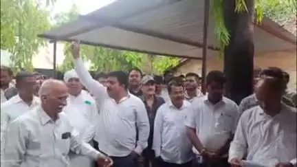 सोहागपुर: सोहागपुर के किसानों ने डबल लॉक उप केंद्र खोलने की मांग को लेकर राज्यपाल के नाम नायब तहसीलदार को सौंपा ज्ञापन