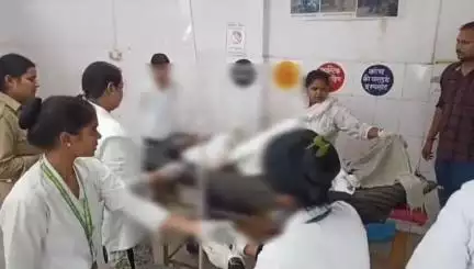 इटावा: साहसो इलाके में कक्षा 9 की छात्रा ने पड़ोसी युवक की छेड़छाड़ से तंग आकर खुद को आग लगाई, जिला अस्पताल से सैफई रेफर