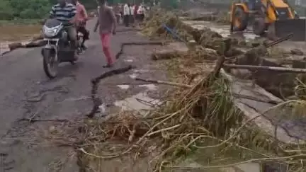 बाळापूर: सततधार झालेल्या पावसामुळे जनजीवन विस्कळीत तर बाळापूर शहरात नुकसान ग्रस्त भागाची आमदारांसह महसूल प्रशासनाने केली पाहणी