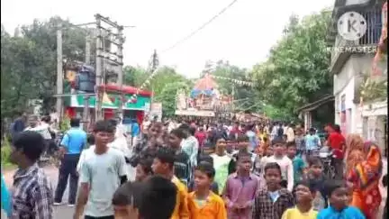 নয়াগ্রাম: রীতি মেনে নয়াগ্ৰামে প্রায় একশো বছরের বেশি প্রাচীন  রথযাত্রা উৎসবে রথের দড়িতে পড়ল টান,৫ হাজার ভক্তের সমাগম