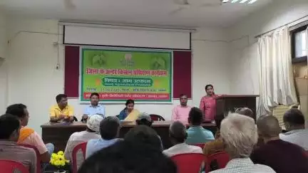 आत्मा बक्सर द्वारा एक दिवसीय प्रशिक्षण कार्यक्रम में उप परियोजना निदेशक आत्मा द्वारा आम उत्पादन तकनीक खेती पर जानकारी दी