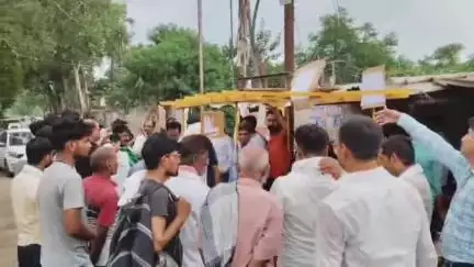 आज़मगढ़: सिधारी हाइडिल चौराहे पर बिजली कर्मचारियों ने निजीकरण के विरोध में तला पकौड़ा मनाया, चेतावनी दिवस पर बड़ा आंदोलन होगा