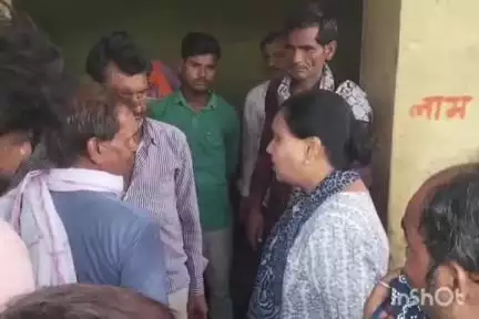 बड़ौदा: पीडीएस दुकानों के निरीक्षण पर तहसीलदार, दुकान बंद कर माल उतरवा रहे संचालक को फटकार लगाई